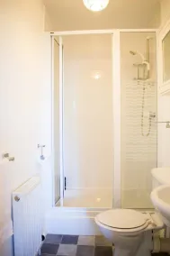 Peaceful 2 Bedroom Home with Parking - Image 5