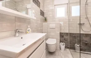 Nice Home in Ninski Stanovi With 4 Bedrooms and Wifi - Image 5