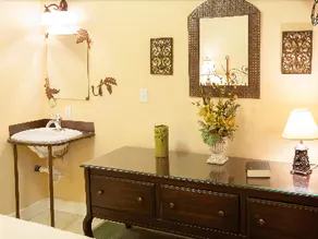 Oak Street Hotel - Image 3