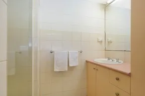 Grandeur Holiday Units - Image 5