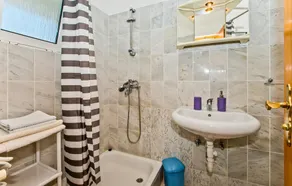 Amazing Home in Smricevica With Wifi and 6 Bedrooms - Image 5