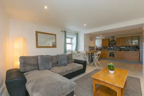 Ark Flats Apartment - Spacious and Modern - Image 5
