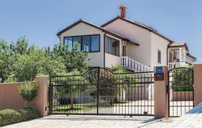Stunning Home in Barban With Wifi and 6 Bedrooms - Image 3