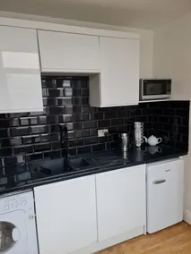 Stunning 3-bed Apartment in Heart of Cardiff Bay - Image 2