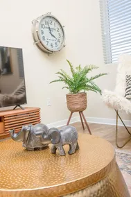 Irvine Deluxe Design Suites by A - Image 4