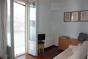 Lakefront apartment with spectacular views - Image 4