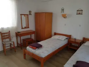 Family run 2 bed Studio Apartment 3 - Image 3