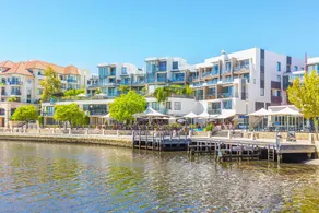 Luxurious Perth Townhouse - Image 3
