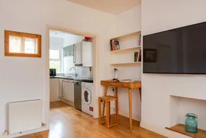 Bright and Spacious 2 Bedroom Flat - Image 5