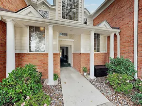 Charming Coastal Haven W/ Amazing Locale 3 Bedroom Townhouse - Image 3