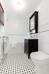 Aylie's Awesome 2 Bed Flat in Dalston - Image 2
