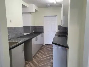 Quiet 2 Bed Apartment with Private Entrance - Image 4