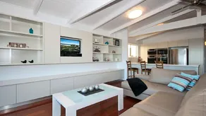Hedges Avenue Beach House - Image 2