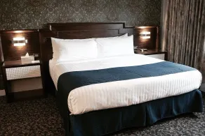 Deluxe Hotel Vancouver - Image 2