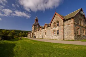 Tomich Holidays Courtyard Cottage - Image 5