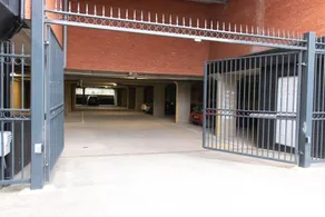 Livestay - 2 Bed Apartment Free Parking Heathrow - Image 3