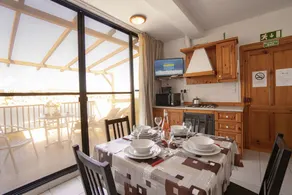 Agréable appartement de vacances adapté aux familles avec jardin, barbecue et terrasse | Vue sur l'eau - Image 2