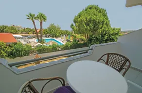 Chaplins Studios & Splash Pool Bar - Image 3