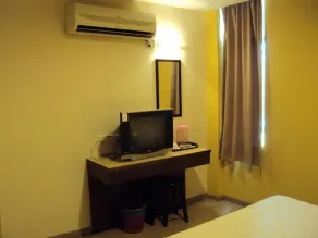 Golden Bay Hotel - Image 5