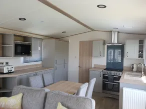 Charming 3-bed Caravan in Camber Food Rest - Image 3