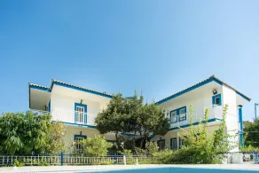 Blue White Apartments - Image 3