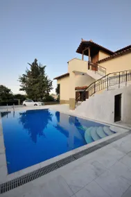 Family Maisonette with Pool near the Beach - Image 4