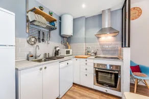 C29 - Trendy Central Apartment with small Parking and Terrace - Image 5