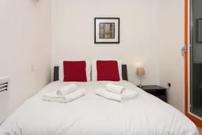2 Bedroom Flat in Limehouse Sleeps 4 Guests - Image 3
