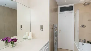 Sleek 2BR between Paddington & Hyde Park - Image 5