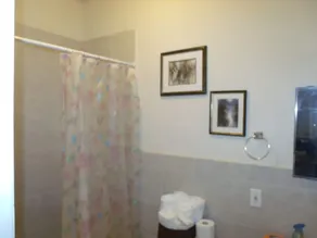 Spacious 1-bedroom retreat in Harlem - Image 4