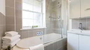 Bright 2BR Flat in St. Katharine's Docks - Image 5