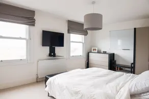 Cosy Two Storey 1 Bedroom Flat in Battersea - Image 5