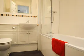 Attractive 3 Bedroom Flat in Central Haymarket - Image 5