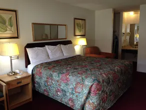 Hometown Inn & Suites - Image 2