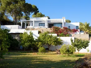Posh Holiday Home With Pool, Library & Scenic Views in Jesus - Image 3