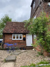 Bere Cottrage -Beamed 400 year old cottage, giving you a taste of the Garden of England - Image 5