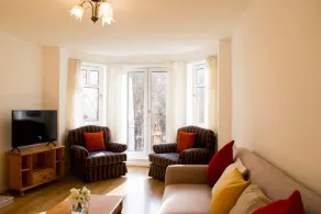 Peaceful 2 Bedroom Home with Parking - Image 2