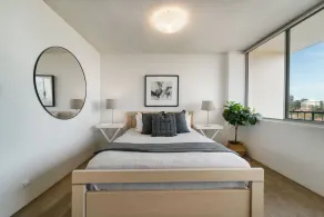 Bright and Sunny Studio Apartment - Image 2