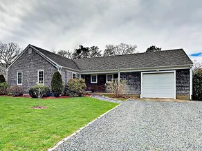 3br W/ Yard & Deck - Close To Schoolhouse Pond & Bike Path 3 Bedroom Home - Image 3