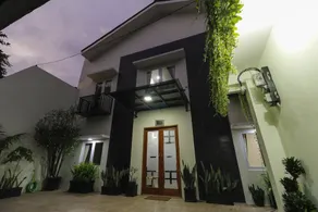 RedDoorz Syariah Plus near Dharmawangsa - Image 4