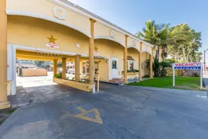 Colonial Pool & Spa Motel - Image 4