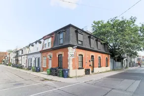 Chic Toronto Townhouse With Private Patio - Image 3