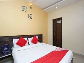 OYO 10588 Hotel Golden Square - Image 2