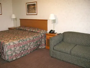 Deerfield Inn and Suites - Image 4