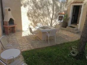 House V - Image 2