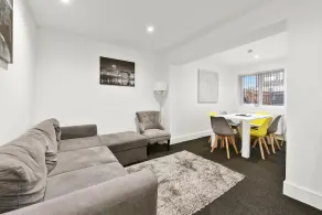 Rochfords Serviced House with 5 Bedrooms, 4 bathrooms up to 12 beds - Image 4