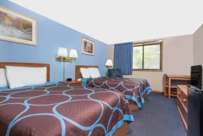 Super 8 by Wyndham Mankato - Image 2