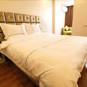 Super 8 Hotel - Image 5