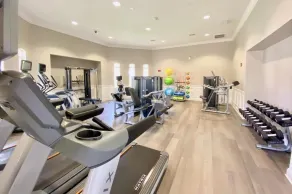 301 - Super Clean & Beautiful. Pools, Gym, Lake - Image 2