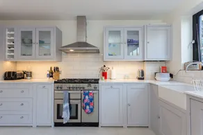 4 Bedroom Family House Near Shepherd's Bush - Image 3
